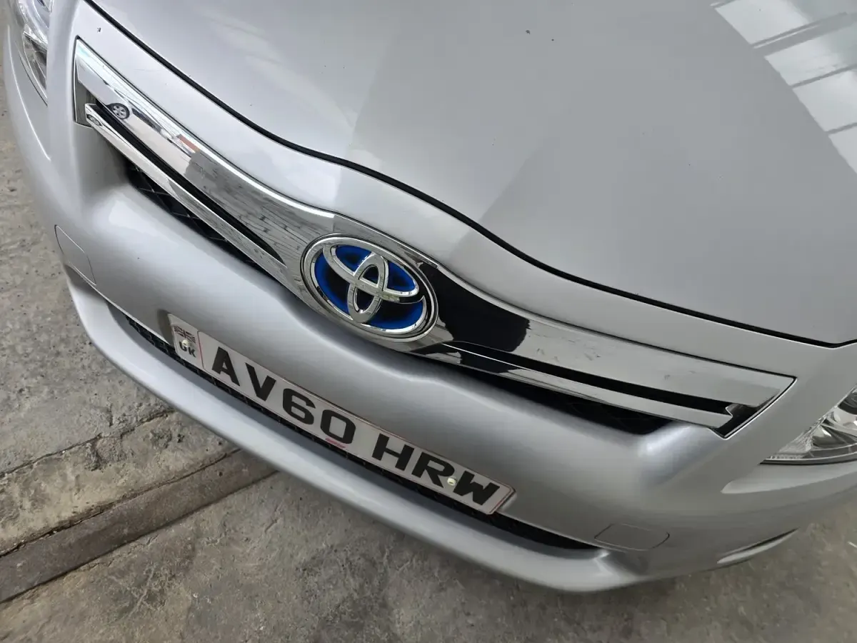 Used Toyota Auris Hybrid 136 HP (100 kW) 2010 Silver Hatchback