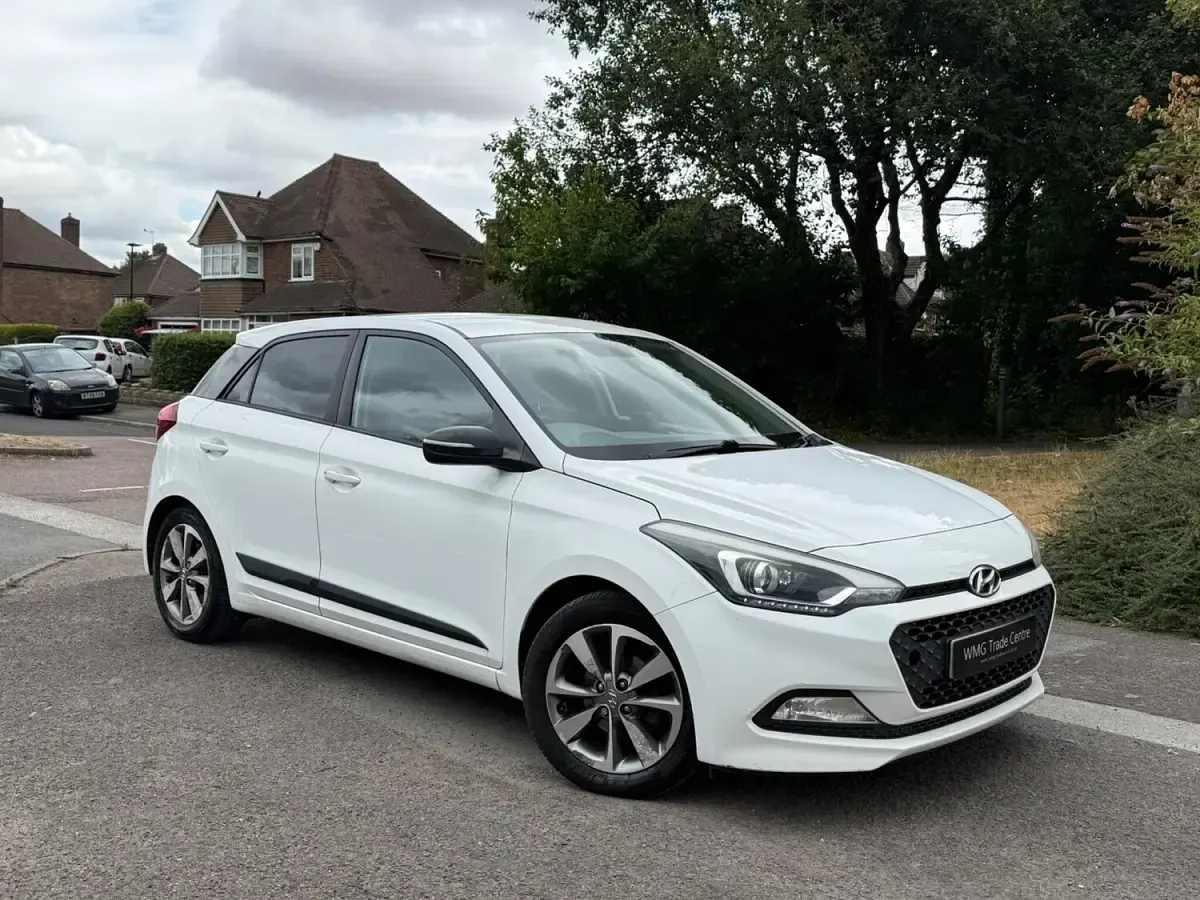 Used Hyundai i20 Premium 100 HP (73 kW) 2015 White Hatchback