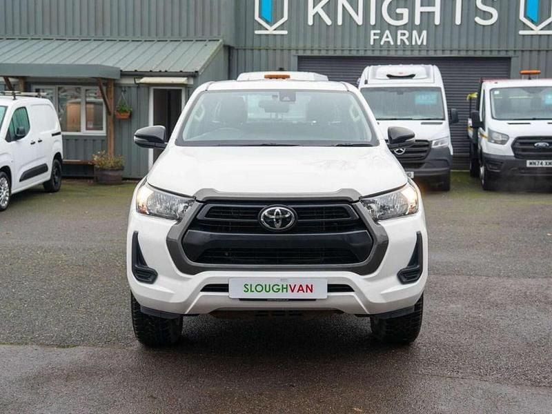 Used Toyota HiLux Active 150 HP (110 kW) 2022 White Pickup
