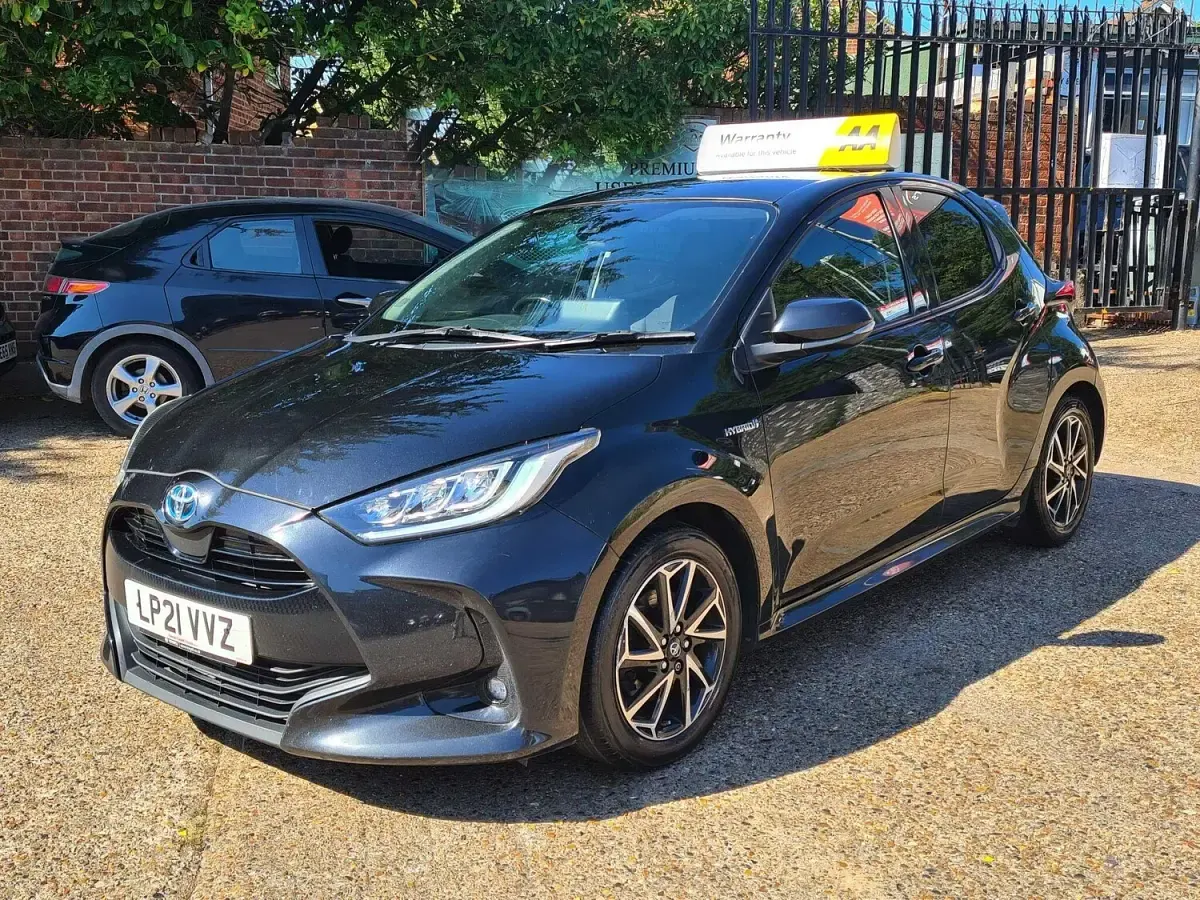 Used Toyota Yaris Design 91 HP (66 kW) 2021 Black Hatchback
