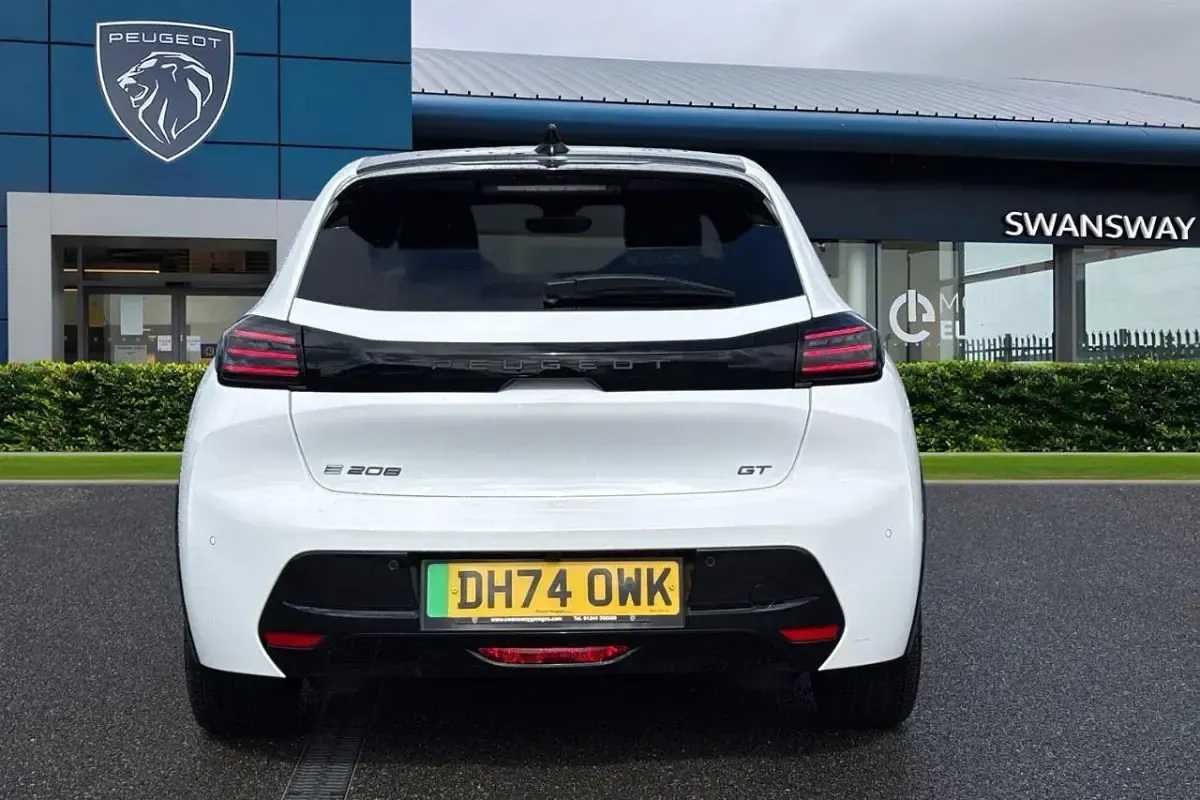 Używany Peugeot e-208 GT 113 kW (154 KM) 2025 Biały Hatchback