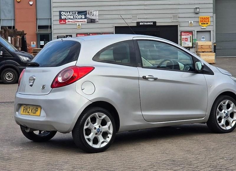 Begagnad Ford Ka Titanium 2012 Silver Halvkombi