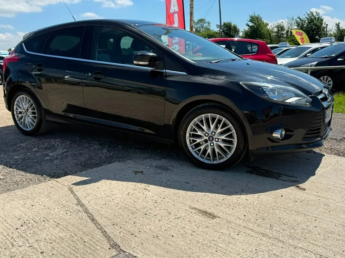 Used Ford Focus Zetec 125 HP (91 kW) 2012 Black Hatchback