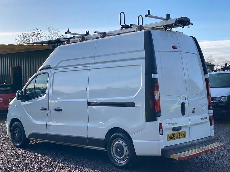 Used Vauxhall Vivaro S 125 HP (91 kW) 2019 White MPV