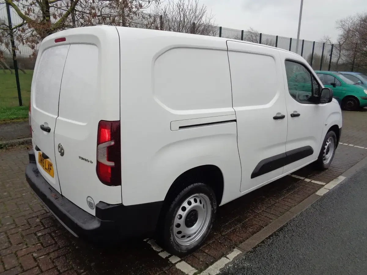 Used Vauxhall Combo Edition 100 HP (73 kW) 2019 White MPV