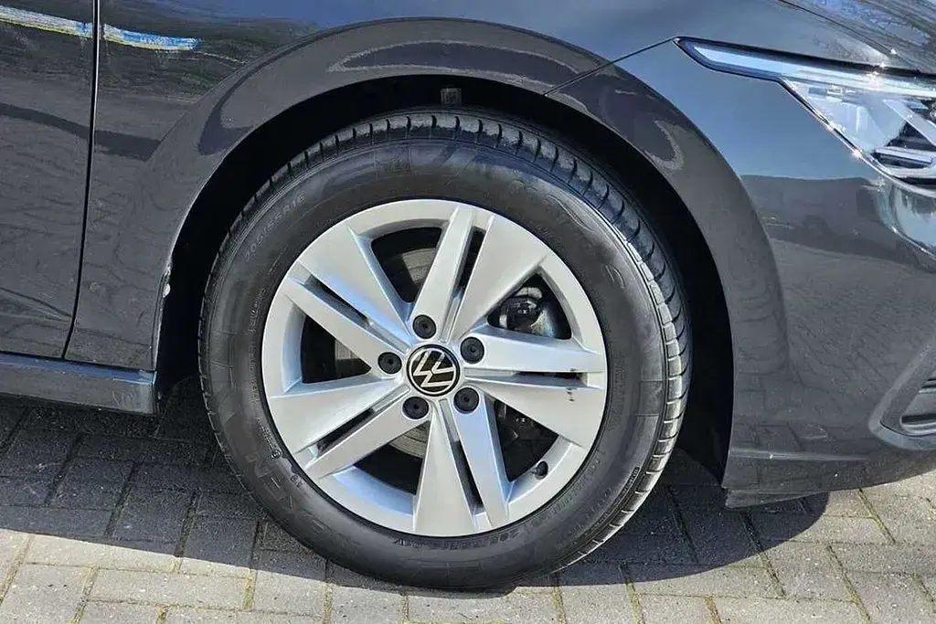 Begagnad VW Golf VIII Life 130 HK (95 kW) 2024 Grå Halvkombi