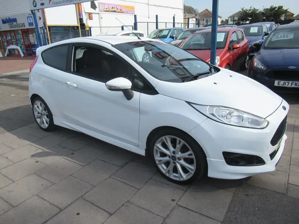 Used Ford Fiesta Zetec 2014 White Hatchback