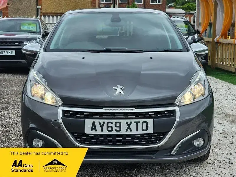 Used Peugeot 208 Signature Sky 82 HP (60 kW) 2019 Grey Hatchback