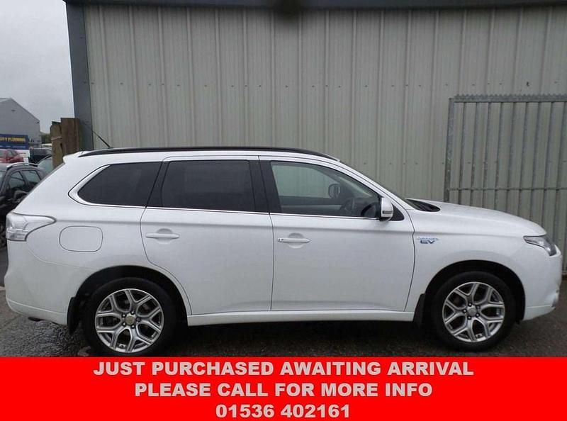 White Used 2014 Mitsubishi Outlander SUV | £8,495 (Fair price) - Image 1/4