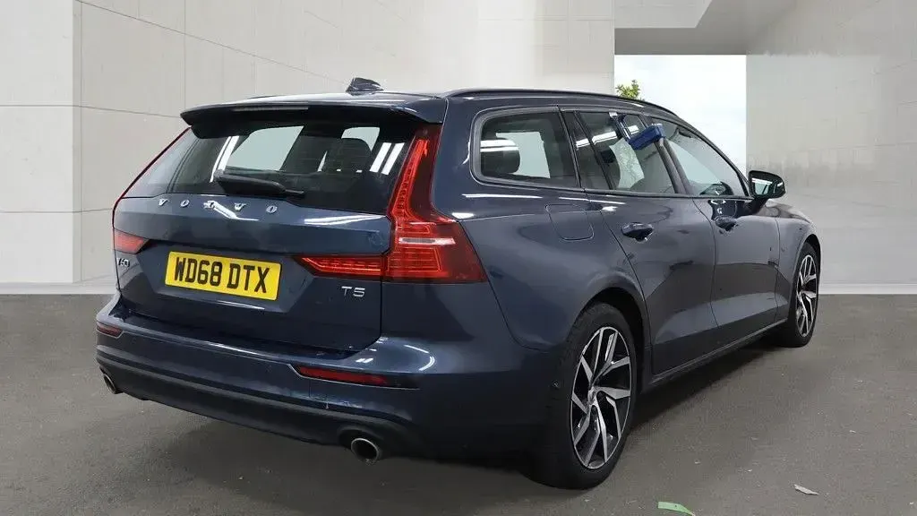 Used Volvo V60 Momentum 250 HP (183 kW) 2018 Blue Estate