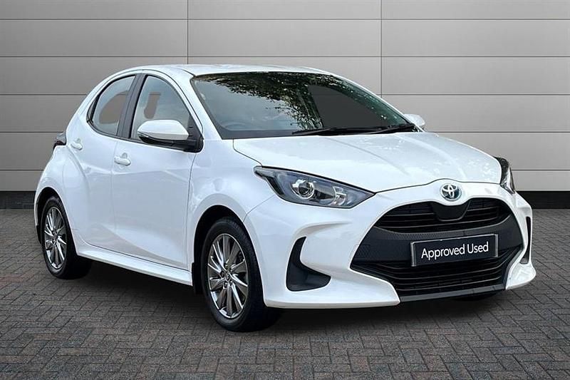White Used 2023 Toyota Yaris Hybrid Hatchback | £17,495 (Fair price) - Image 1/4