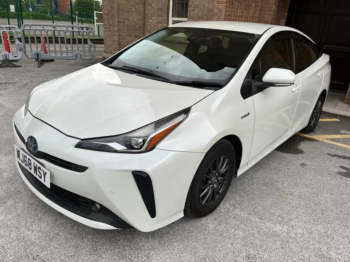 Used Toyota Prius Active 122 HP (89 kW) 2019 White Hatchback