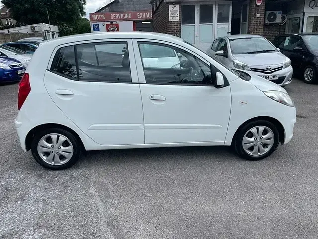 Used Hyundai i10 Active 86 HP (63 kW) 2011 White Hatchback