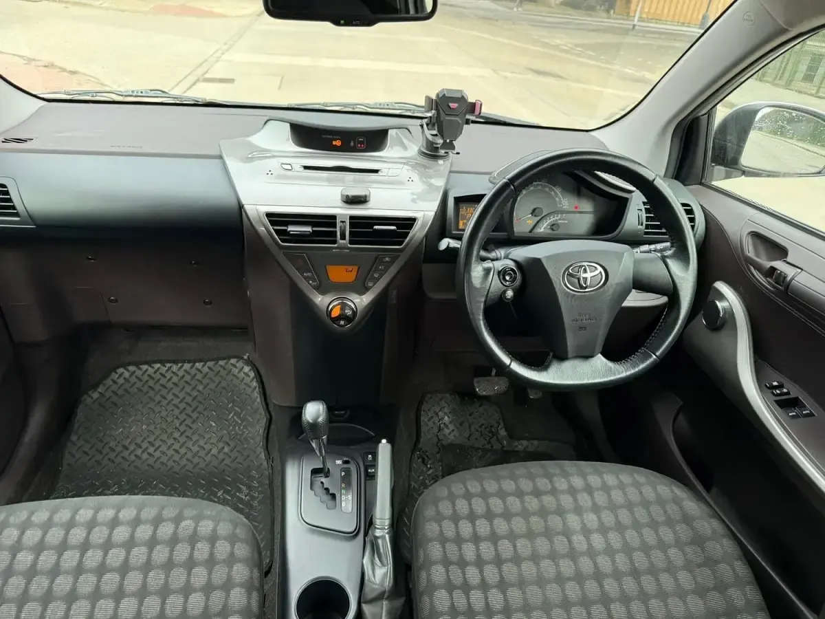 Used Toyota iQ 68 HP (50 kW) 2010 Silver Hatchback