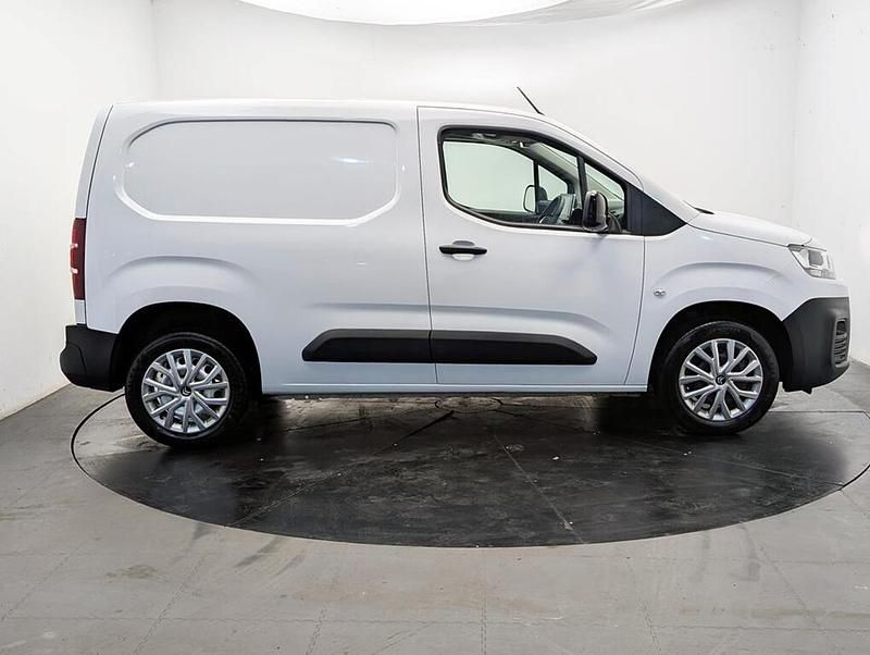 Used Citroën Berlingo 99 HP (72 kW) 2022 White MPV
