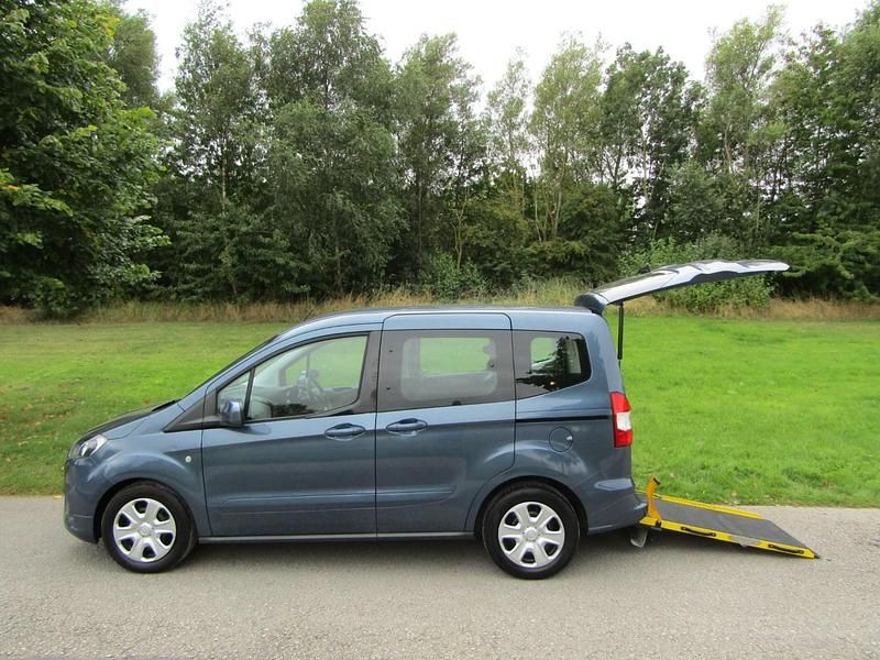 Blue Used 2020 Ford Tourneo Courier Zetec MPV | £10,495 (Fair price) - Image 1/3