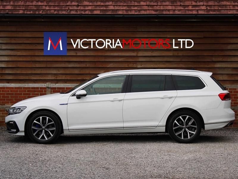 Used VW Passat GTE 218 HP (160 kW) 2021 White Estate