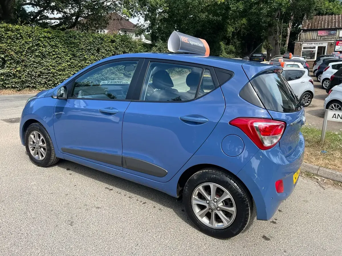 Used Hyundai i10 Premium 87 HP (63 kW) 2016 Blue Hatchback