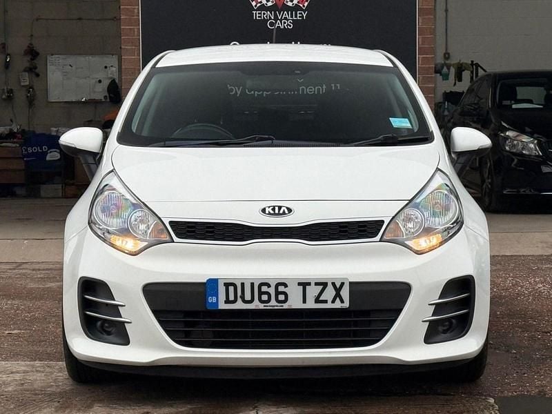 Used Kia Rio 84 HP (61 kW) 2016 White Hatchback