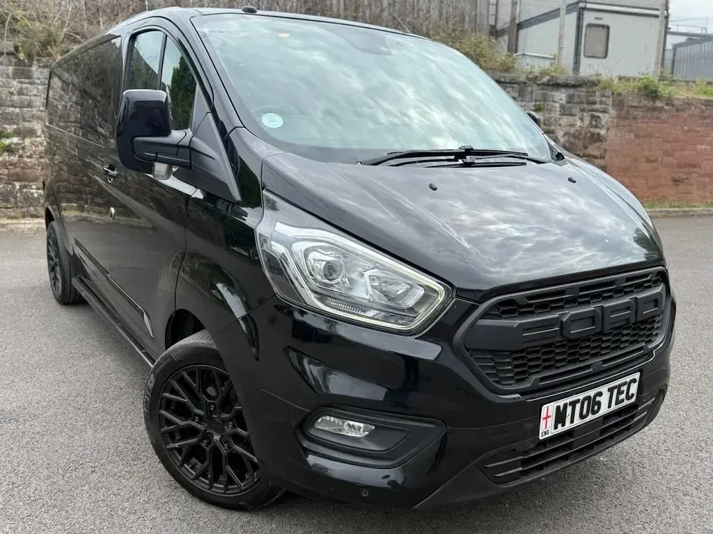 Käytetty Ford Transit Custom Limited 130 HP (95 kW) 2019 Musta Van