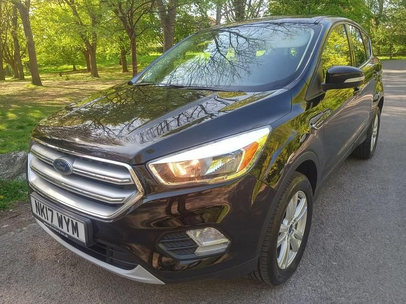 Usado Ford Kuga Zetec 120 HP (88 kW) 2017 Preto SUV