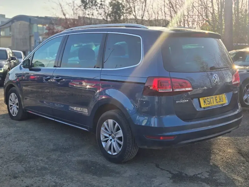 Usado VW Sharan SE 150 HP (110 kW) 2017 Azul Monovolume