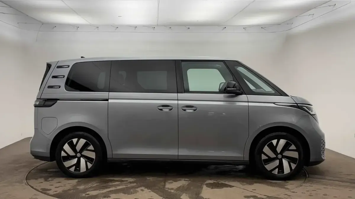 Usado VW ID. Buzz Pro 150 kW (204 HP) 2023 Prateado Monovolume