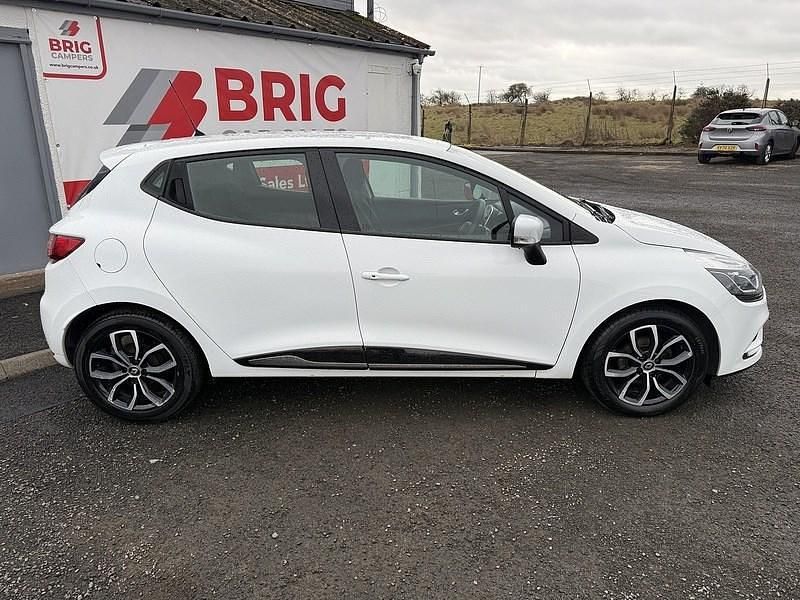 Used Renault Clio IV Play 75 HP (55 kW) 2019 White Hatchback