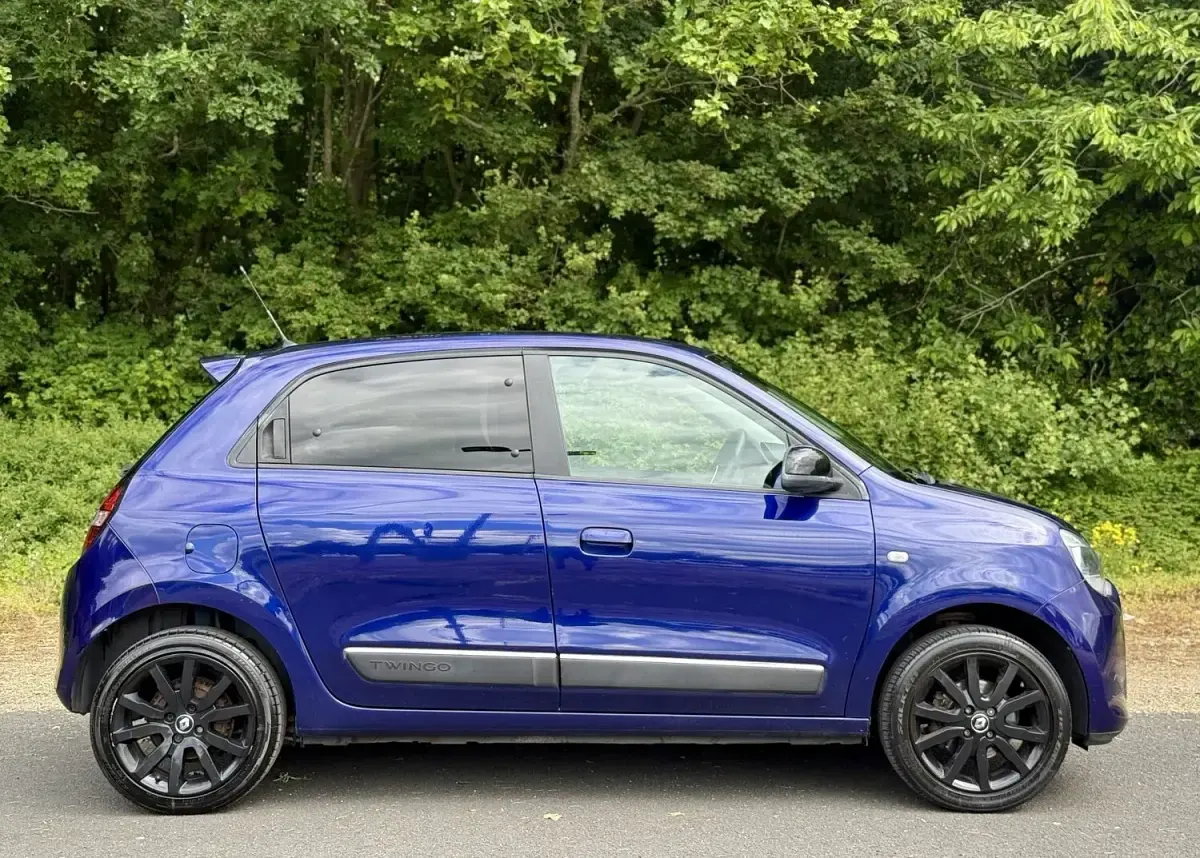 Used Renault Twingo Iconic 70 HP (51 kW) 2016 Mauve/purple Hatchback
