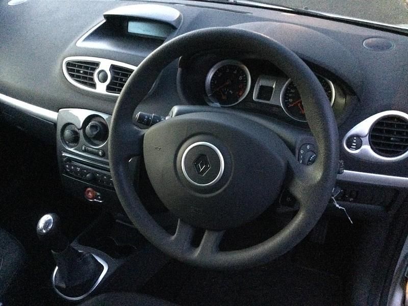 Used Renault Clio IV 75 HP (55 kW) 2012 Silver Hatchback