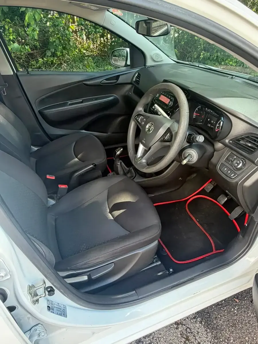 Used Vauxhall Viva 75 HP (55 kW) 2015 White Hatchback