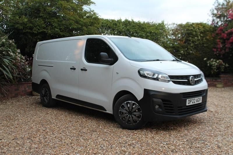 Second-hand Vauxhall Vivaro 100 CP (73 kW) 2022 Alb Monovolum
