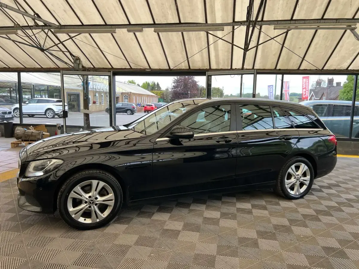 Usado Mercedes C200 Executive 2017 Preto Carrinha
