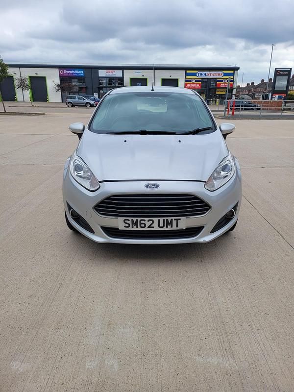 Used Ford Fiesta Zetec 80 HP (58 kW) 2013 Silver Hatchback