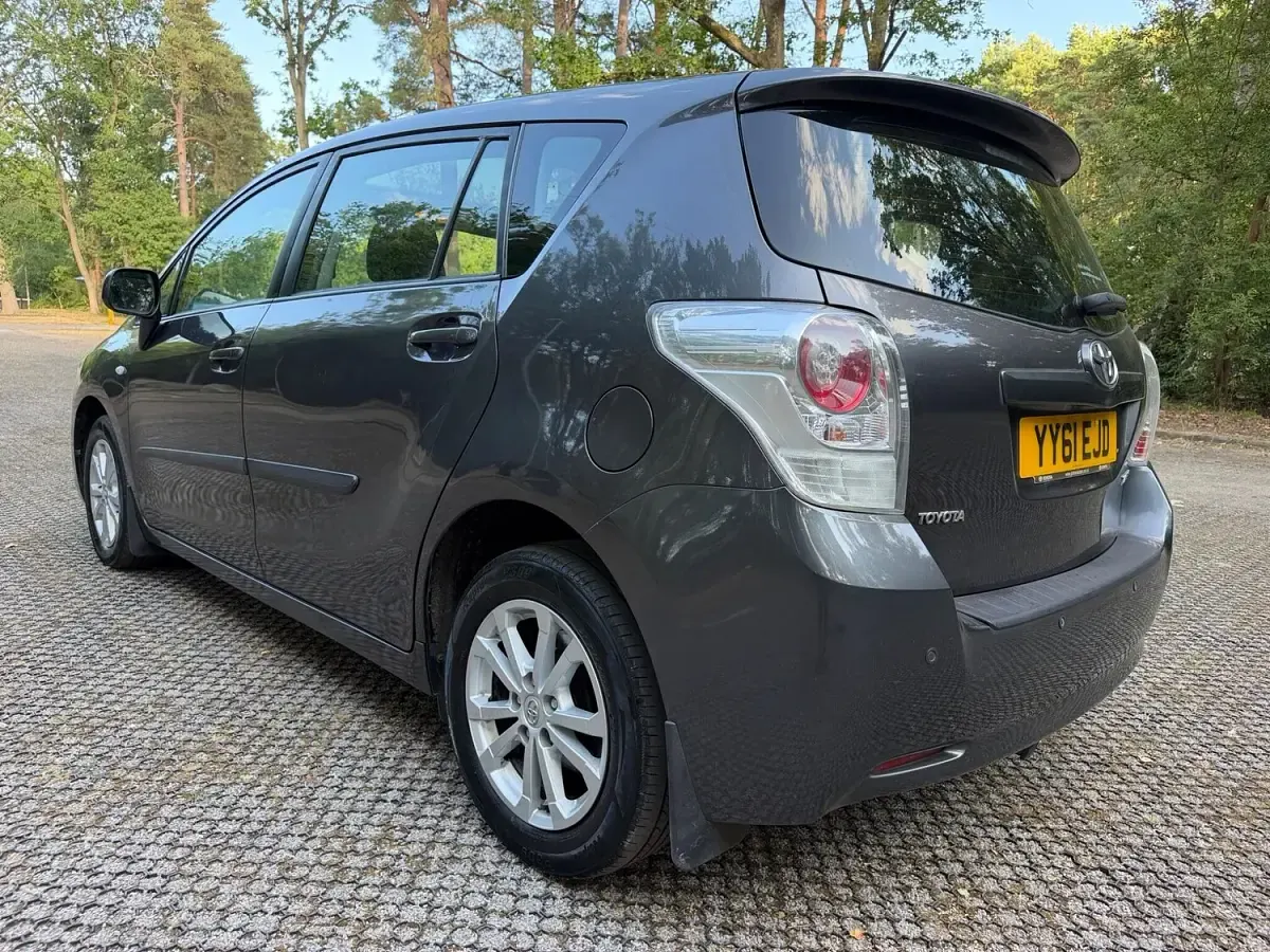 Used Toyota Verso 132 HP (97 kW) 2011 Grey MPV