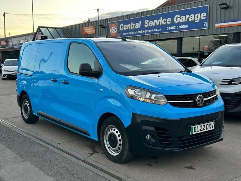 Used Vauxhall Vivaro 100 kW (136 HP) 2022 Mauve/pink MPV