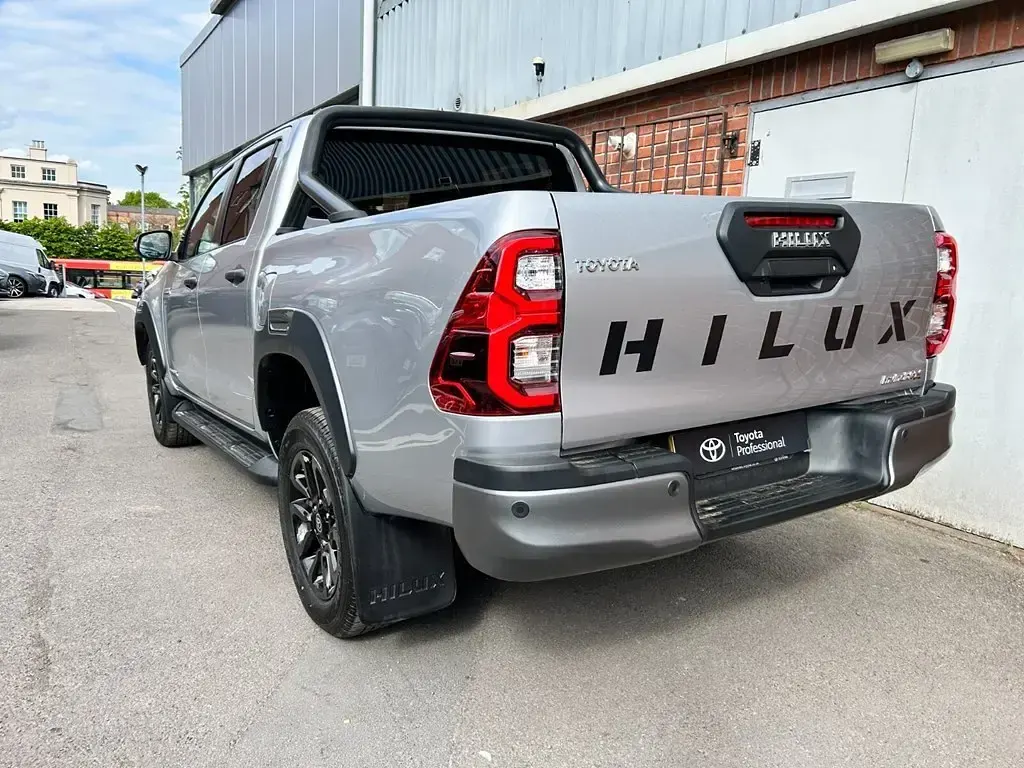Gebraucht Toyota HiLux 204 PS (150 kW) 2025 Silber Pickup