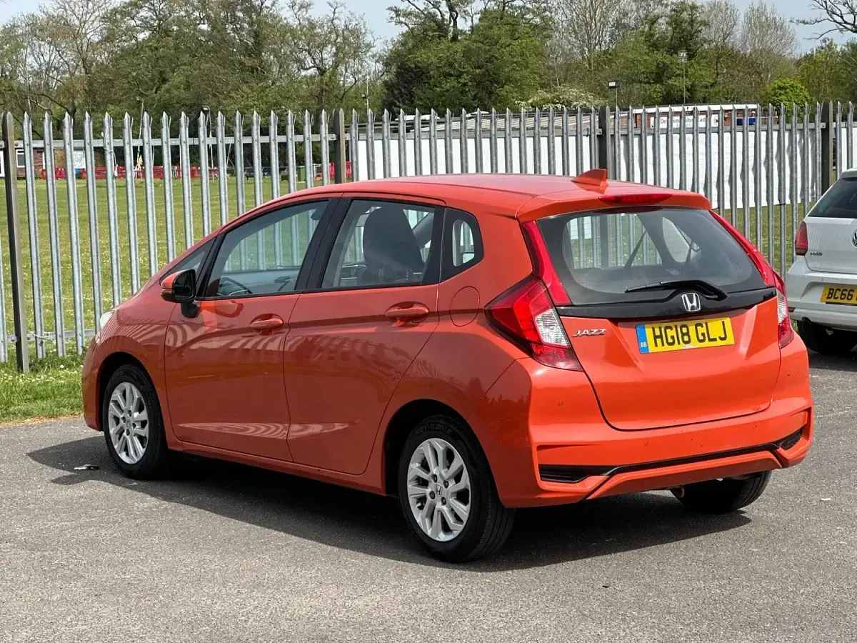 Używany Honda Jazz SE 102 KM (75 kW) 2018 Pomarańczowy Hatchback