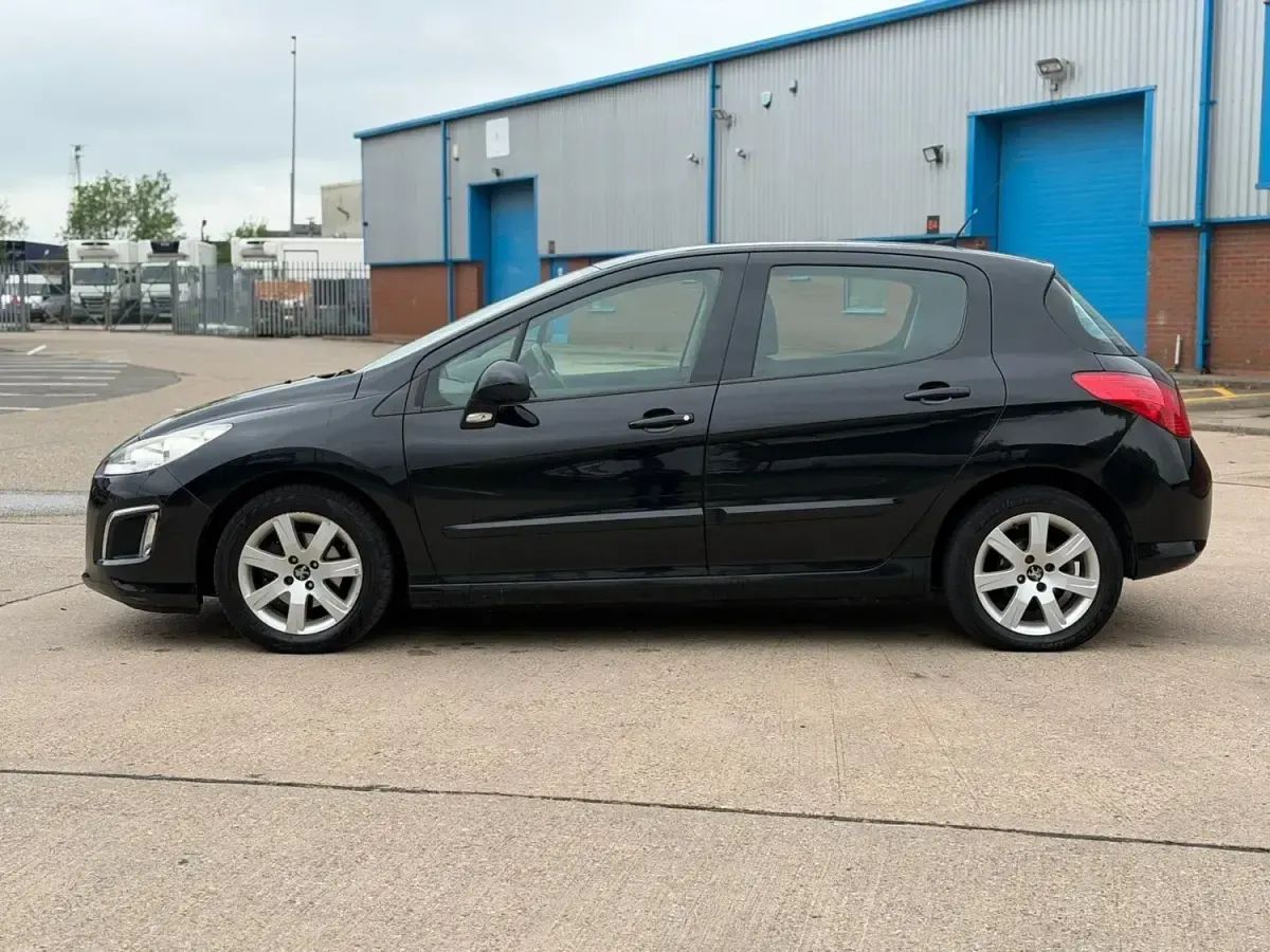 Używany Peugeot 308 Active 2013 Czarny Hatchback