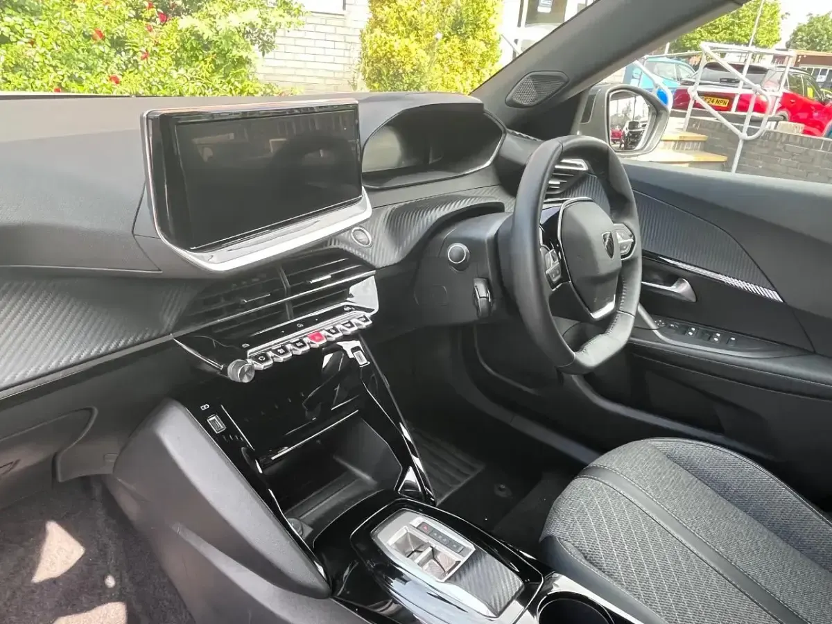 Used Peugeot e-2008 Allure 98 kW (134 HP) 2024 White SUV