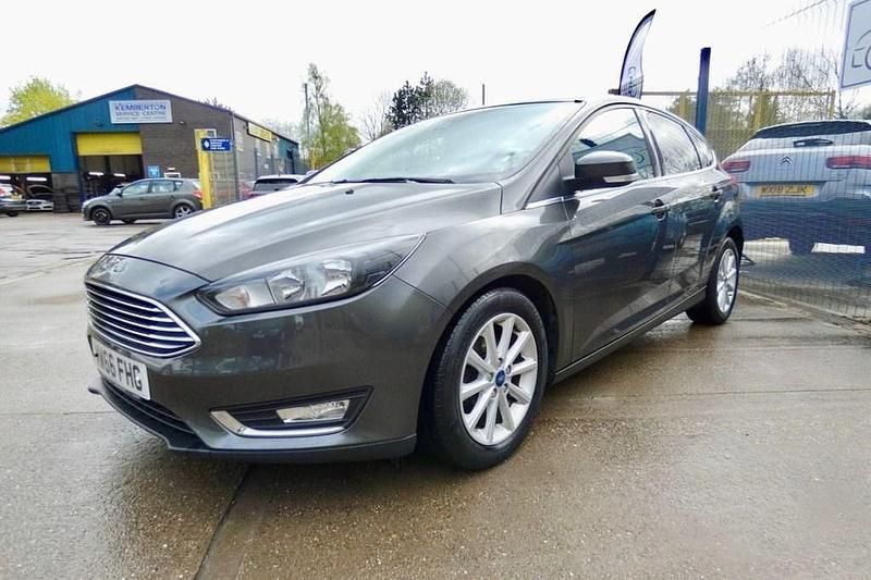 Used Ford Focus Titanium 120 HP (88 kW) 2016 Grey Hatchback
