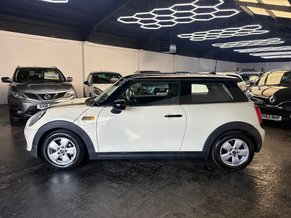 Used Mini Cooper D Hatch 2014 White Hatchback