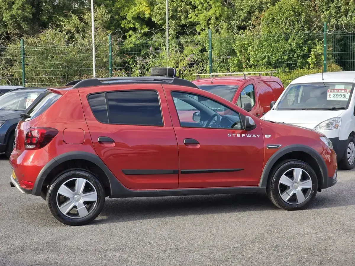 Used Dacia Sandero Essentiel 90 HP (66 kW) 2018 Red Hatchback