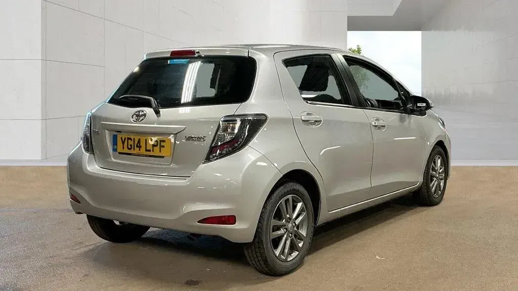 Used Toyota Yaris Multidrive S 99 HP (72 kW) 2014 Silver Hatchback