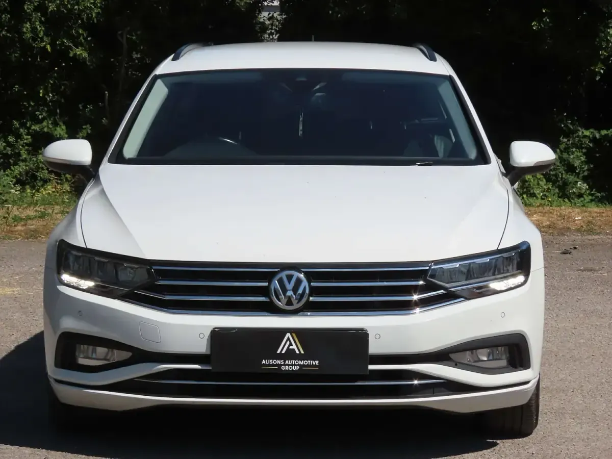 Used VW Passat SE 150 HP (110 kW) 2019 White Estate