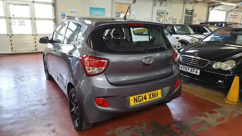Gebraucht Hyundai i10 Premium 67 PS (49 kW) 2014 Grau Kleinwagen