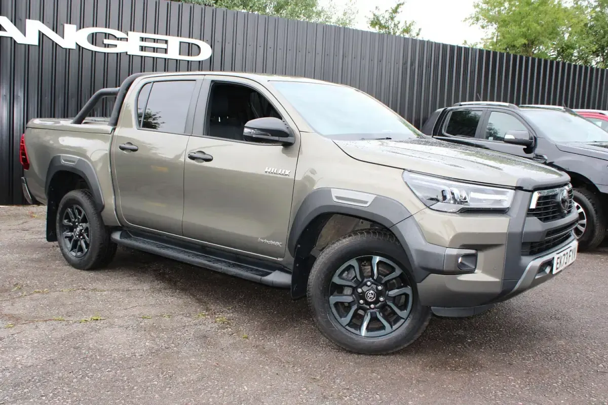 Used Toyota HiLux Luxury 201 HP (147 kW) 2023 Bronze Pickup