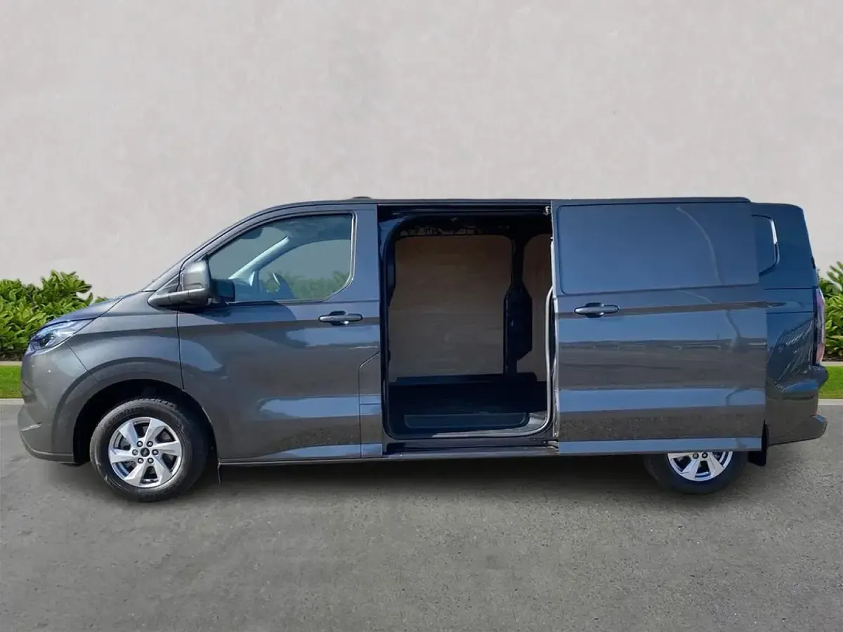 Usado Ford E-Transit Limited 100 kW (136 HP) 2024 Cinzento Van