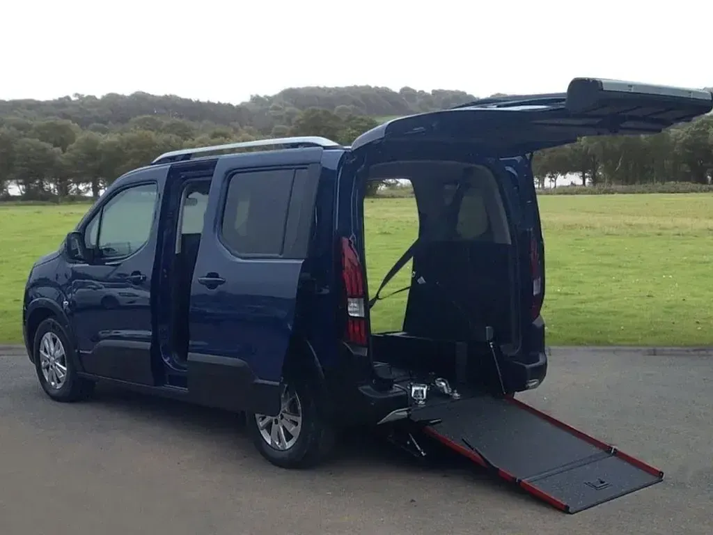 Used Peugeot Rifter Allure 100 HP (73 kW) 2020 Blue MPV