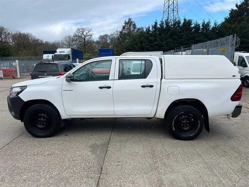 Used Toyota HiLux Active 150 HP (110 kW) 2019 White Pickup